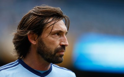 小鸟体育焦点-克瓦拉茨赫利亚进球后亲吻队徽