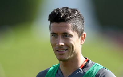 小鸟体育评论-绍切克头球攻门得分